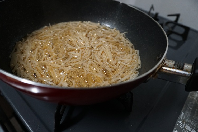 調味料を入れて煮る