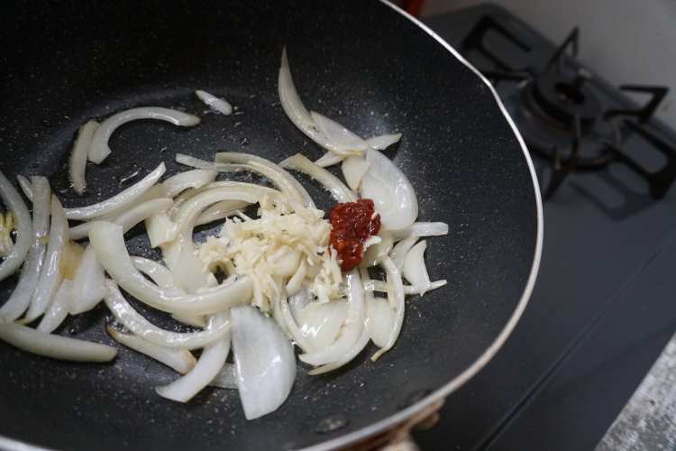 豆板醬とニンニクを投入